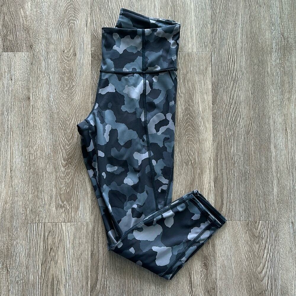 Athleta Lightning Camo 7/8 Tights‎ Black Size Small Petite Athletic Workout Gym